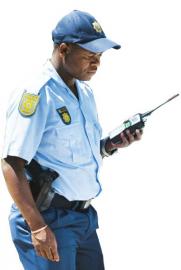 南非街头随处可见持枪警察。