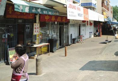 南非约翰内斯堡的中国城，由于安全原因，当地华人习惯了关着门做生意。