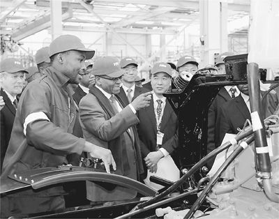 7月10日，南非总统祖马（左二）参观中国一汽南非库哈工厂生产线。