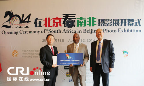 “庆祝中国南非年”网上有奖知识竞赛抽出获奖者。摄影：念秋