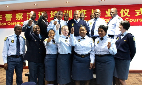 在中文培训课程毕业典礼上，南非警察演唱中文歌曲。人民网 张洁娴 摄