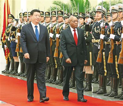 十二月四日，国家主席习近平在北京人民大会堂同南非总统祖马举行会谈。图为会谈前，习近平为祖马举行欢迎仪式。
