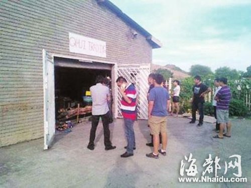 中国驻南非使馆官员、南非华人警民合作中心工作人员在华人遇害现场调查了解情况