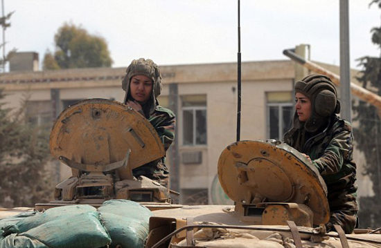 叙利亚共和国卫队突击营的女兵正坐在坦克上。（网页截图）