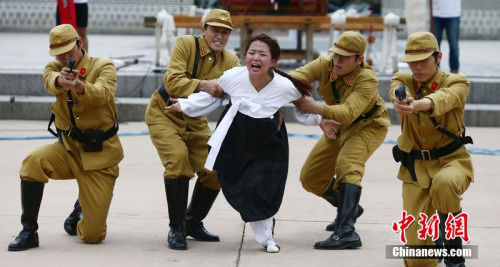 当地时间2014年8月10日，韩国首尔，韩国民众以“慰安妇的一生”为主题上演话剧，悼念战争时期遭日军欺凌的可怜慰安妇们。