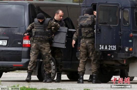   　　当地时间2015年3月31日，土耳其伊斯坦布尔，武装分子持枪劫持土耳其检察官Mehmet Selim。这名土耳其检察官因调查政治敏感性案件，在伊斯坦布尔一法院被武装分子劫持为人质。