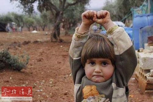 叙利亚4岁女孩误把相机当武器跪下举手投降