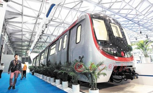 中国北车长客股份有限公司制造的中国大陆首列“无人驾驶”地铁列车在上海轨道交通展亮相。 新华社发（资料图片）