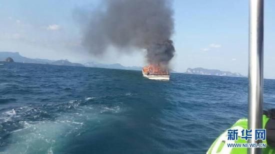 4月8日，在泰国甲米与普吉之间海域，发生起火事故的游船冒起浓烟（手机照片）。图片来源：新华网