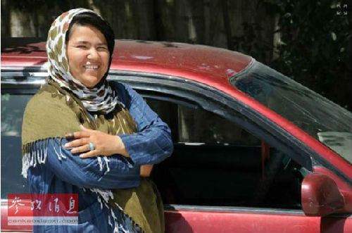 资料图片：阿富汗首位女出租司机莎拉・巴哈伊(美国《纽约每日新闻》网站)
