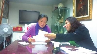 杨斌(左)上班首日接签第一单。京华时报记者张淑玲摄