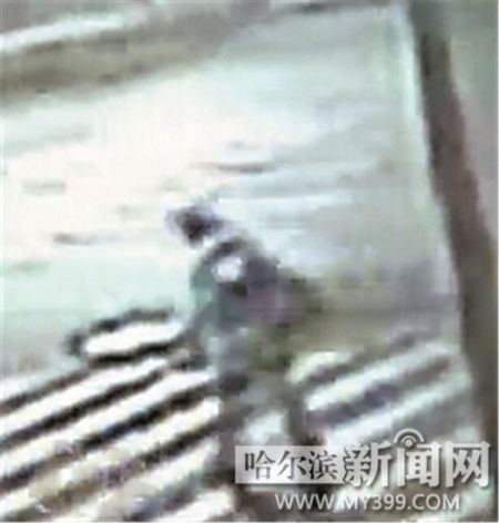 10日4时12分,张鹏从商场逃离。 10日4时12分,张鹏从商场逃离。