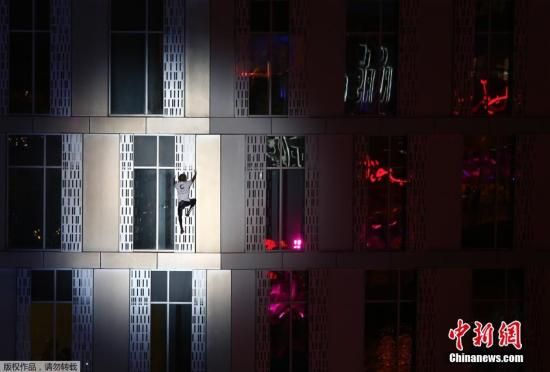 2015年4月12日，迪拜，法国“蜘蛛人”罗伯特攀登卡延塔，夜战最高扭曲住宅大厦惊险刺激。