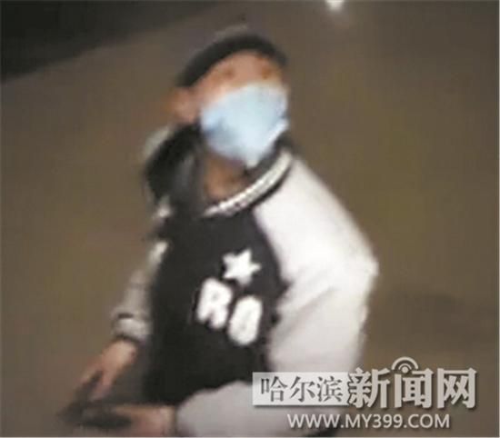9日22时15分,张鹏进入商场。 9日22时15分,张鹏进入商场。