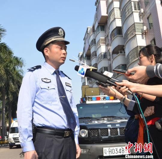   　　图为端州区刑侦大队长黄惠明在向媒体介绍案情。 黄耀辉 摄  　　