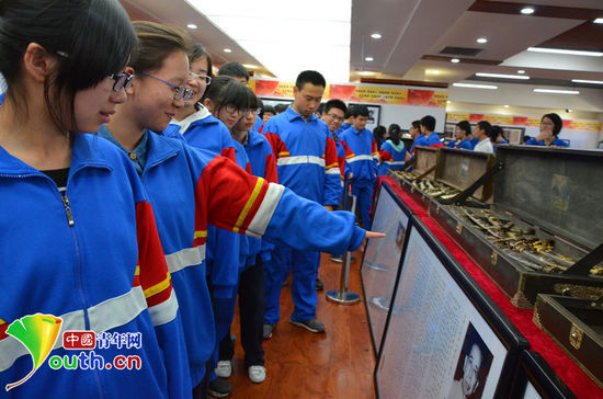 北京五中师生在展览馆参观。中国青年网见习记者 苏贺 摄