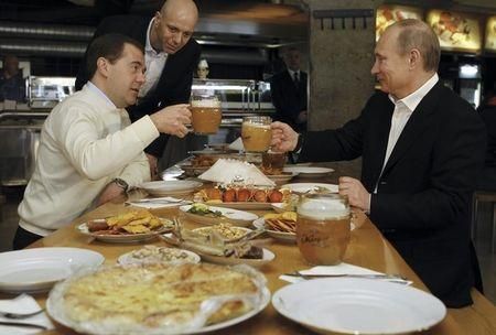 资料图：俄罗斯总统普京（右）与总理梅德韦杰夫。