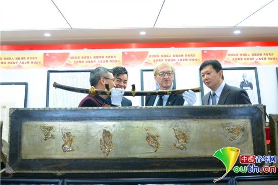纪念中国人民抗日战争胜利70周年展迎来了中外观众参观,图为加拿大观众在展览馆参观。 纪念中国人民抗日战争胜利70周年展迎来了中外观众参观,图为加拿大观众在展览馆参观。