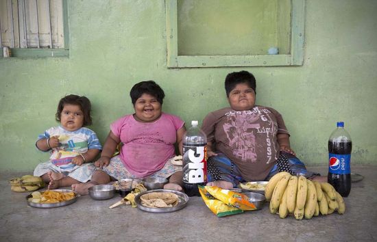 约吉塔与安妮莎每天要吃掉18张煎饼、1.4公斤米饭、2碗汤、6包薯片、5包饼干、12根香蕉以及1升牛奶。(网页截图)