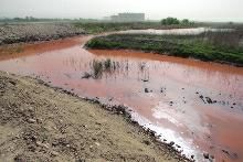 渭河遭污染1公里长河水变红