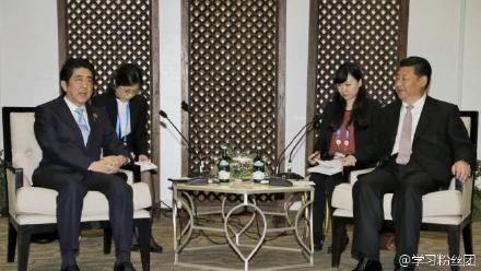 习近平在雅加达会见日本首相安倍晋三 习近平在雅加达会见日本首相安倍晋三