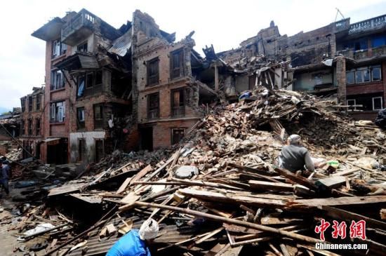 4月30日，中新社记者走进尼泊尔“4.25”大地震受灾严重的巴德岗市，眼前出现多处灾情，包括部分世界文化遗产遭损毁，多处民居坍塌，不少家庭亲人不幸遇难，受灾民众生活也面临缺食物、缺水、缺电、缺医、缺生活用品等困难。中新社记者 陈文 摄