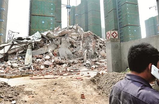 武汉市�口区建荣村一家民营医院被强拆。昨日上午，女院长在亲属搀扶下回到现场，看到的只有一片废墟。 楚天都市报记者黄士峰摄