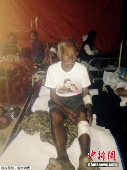 当地时间2015年5月3日，尼泊尔，获救老人塔曼在当地医院接受治疗。一位101岁高龄的老人在震后受困一周后，被从倒塌的房屋瓦砾中救出，仅受轻伤。据悉，获救的百岁老人塔曼(Funchu Tamang)住在首都加德满都西北方向约80公里的努瓦科地区(Nuwakot)。