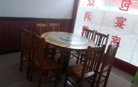 死者肖某和5名纳雍县城乡规划局工作人员喝酒的饭店包间。 澎湃新闻记者 段彦超 图