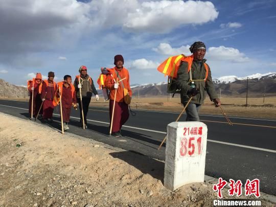 图为穿上反光背心的朝圣者。　扎西兰周　摄