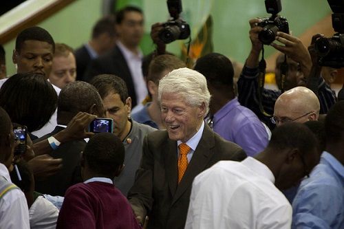 克林顿5月2日在肯尼亚首都内罗毕Kasarani体育场同欢迎的民众握手