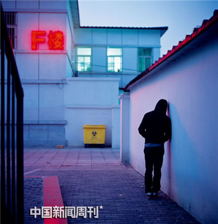 佑安医院F楼前,一位在大学期间感染HIV的患者说:“我总在想,如果我有勇气地说出我是HIV的感染者,大家要是都不排斥我,那该有多好! 我多次试图让大家接受我, 可都失败了。” 佑安医院F楼前,一位在大学期间感染HIV的患者说:“我总在想,如果我有勇气地说出我是HIV的感染者,大家要是都不排斥我,那该有多好! 我多次试图让大家接受我, 可都失败了。”