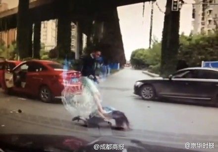 男子殴打女司机 男子殴打女司机
