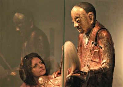 3月4日，一座千年肉身佛像在匈牙利展出，福建大田县阳春村村民指认其为该村供奉的“章公祖师”，于1995年被盗。 图/CFP