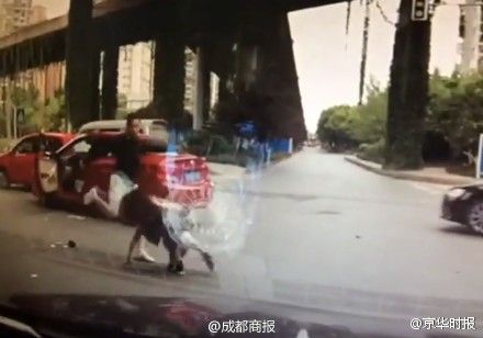 男子殴打女司机 男子殴打女司机