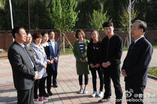5月7日，温家宝与正在六道河中学实习的河北师范大学部分学生交谈。
