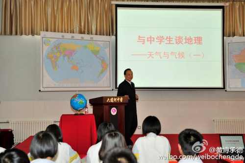 5月6日下午，温家宝在六道河中学生食堂给学生们作地理讲座第二讲。