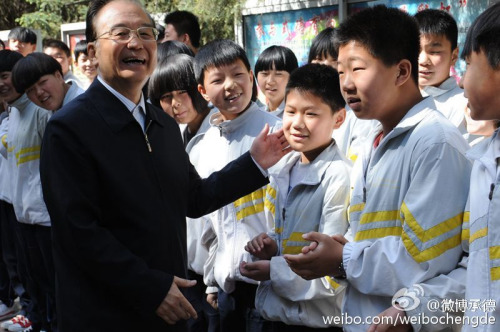 5月7日，温家宝与六道河中学初一学生交谈。