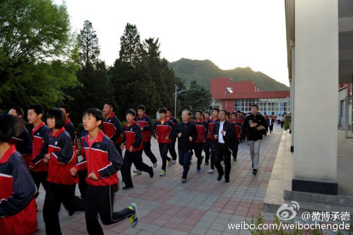 5月7日晨，温家宝在六道河中学与学生们一起晨练跑操。