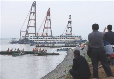 6月6日，“东方之星”游轮船体整体被打捞出水。