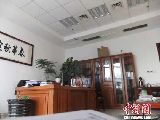 河南省残基会秘书长坦承其办公室面积超标　董飞　摄