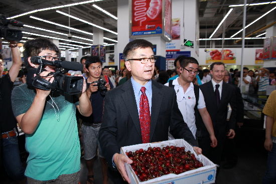 2013年7月，美国西北樱桃空降北京，时任美国驻华大使骆家辉还曾“兼职”推销。