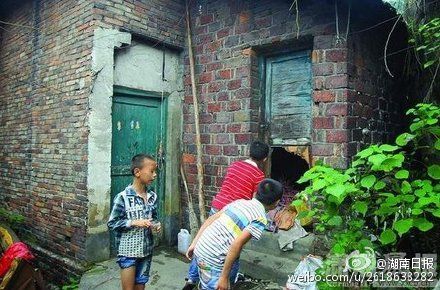 6月10日放学后,姐妹俩吃了垃圾堆里的食物后中毒。事发后住在附近的小孩过来看。 6月10日放学后,姐妹俩吃了垃圾堆里的食物后中毒。事发后住在附近的小孩过来看。