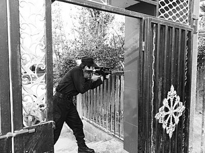 警方在抓捕行动中出动狙击手。 警方在抓捕行动中出动狙击手。