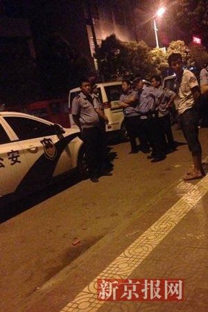6月15日晚8时许,事发学校附近多辆警车出警。知情人供图 6月15日晚8时许,事发学校附近多辆警车出警。知情人供图