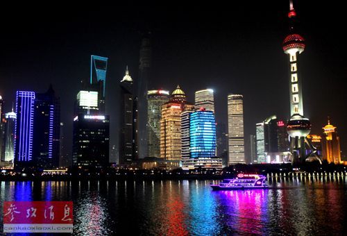 从上海外滩拍摄的陆家嘴楼群中的中国金融信息中心。 新华社记者刘颖摄 从上海外滩拍摄的陆家嘴楼群中的中国金融信息中心。 新华社记者刘颖摄