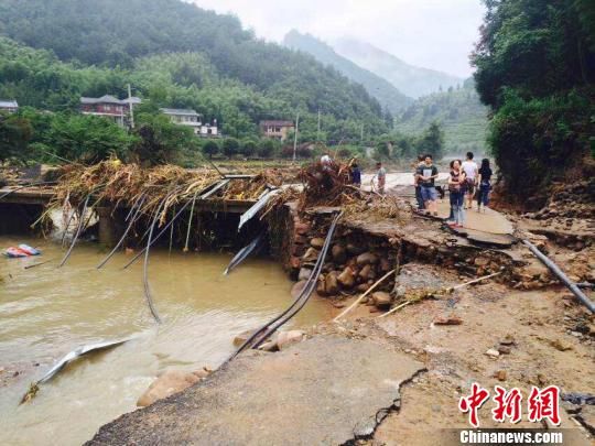 24日，临安凉源峡漂流景区严重受损 临安旅游提供 摄