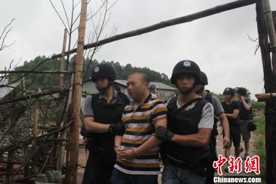 广州警方扫黑抓捕近200人 警方供图 摄 广州警方扫黑抓捕近200人 警方供图 摄