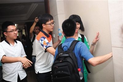 6月25日，广州执信中学，清华北大招生老师争相与高考全省理科前十的叶彤商谈录取问题，一度将她逼到墙角。图/CFP