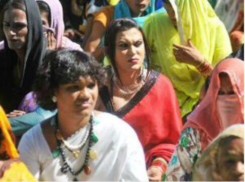 印度一变性人团体举行示威，要求获得更平等待遇。